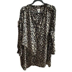 Chico’s size 3 (XL) animal print lightweight 1/2 button roll tab sleeve top